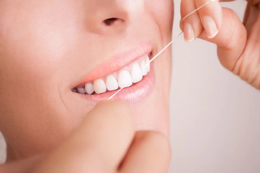 استفاده از نخ دندان در مراقبت از ایمپلنت