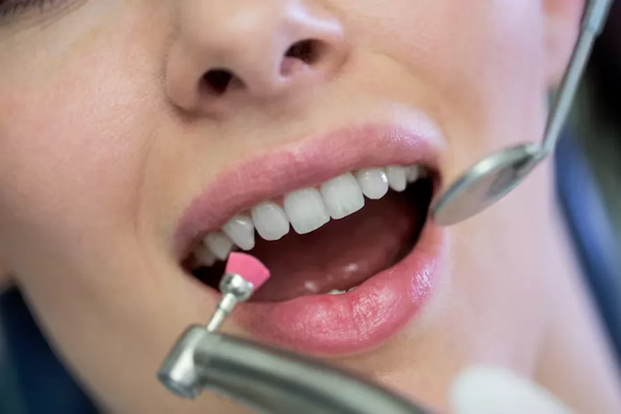 چرا ایمپلنت گزینه بهتری از پروتزهای دندانی است؟