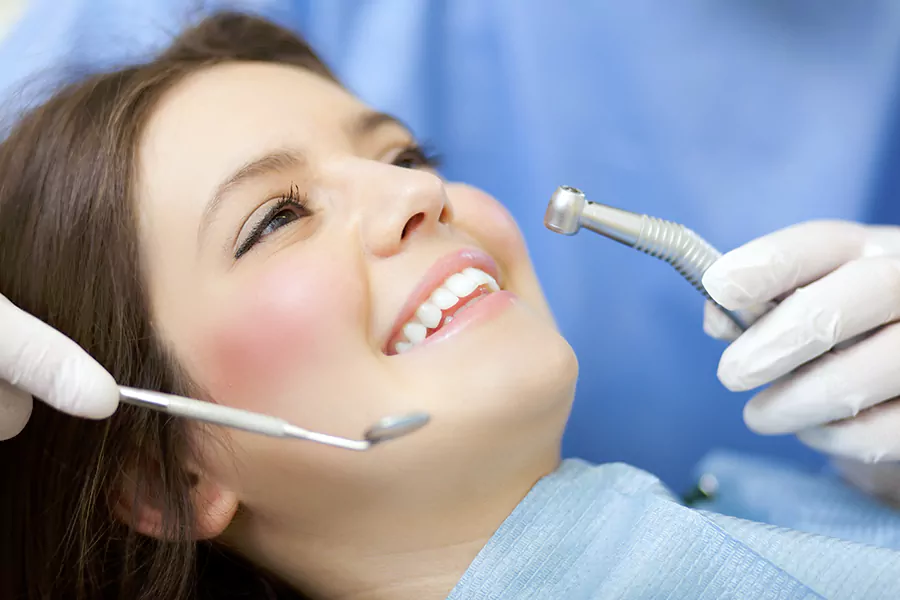 جرم ‌گیری دندان و روش های آن؛ بهترین راه برای از بین بردن پلاک های دندانی