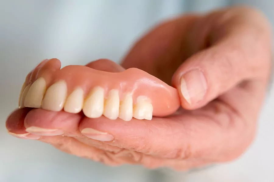قرار دادن پروتز دندانی