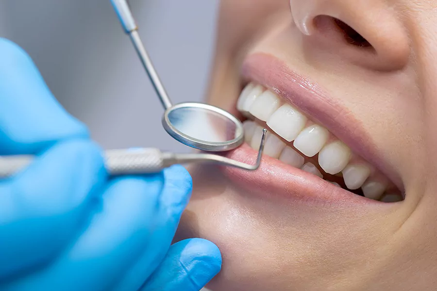 جرم‌ گیری به روش سنتی بهتر است یا در مطب دندانپزشکی؟