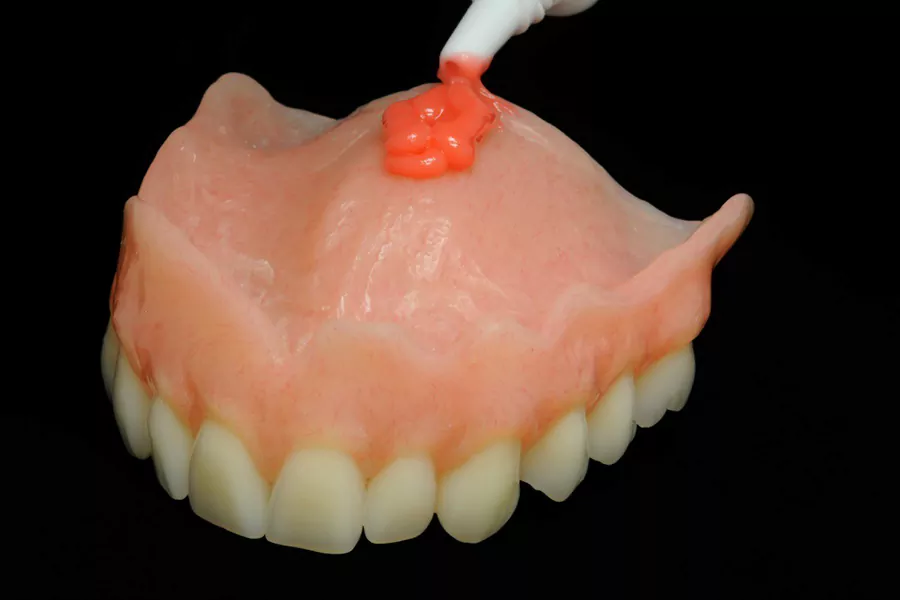 چسب دندان مصنوعی